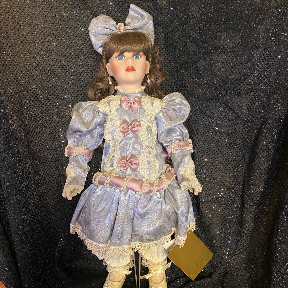 Franklin Heirloom Young Girl Series Musical Windup Porcelain Doll 19” Brown Hair